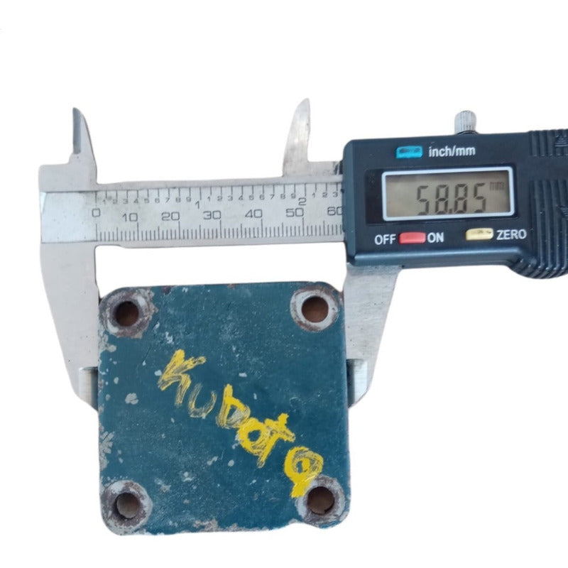 Tapa Bomba Motor Kubota V2203 Bobcat 753