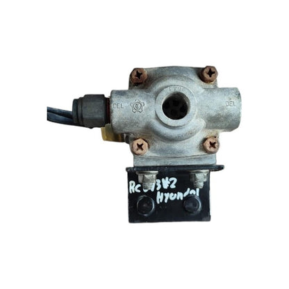 Valvula Repartidora Aire Frenos Conector Hyundai Hd120 Gris
