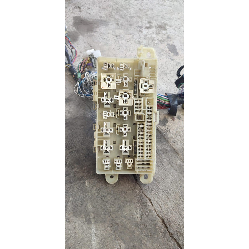 Arnes Caja Tablero Fusibles Interior Cabina Hino 300 514 414