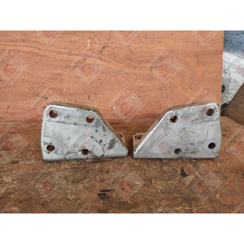 Soporte Oreja Coraza Motor Cummins Camión Ford F700 (par)