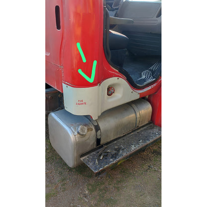 Panel Moldura Exterior Cabina Freightliner M2 Copiloto Rojo