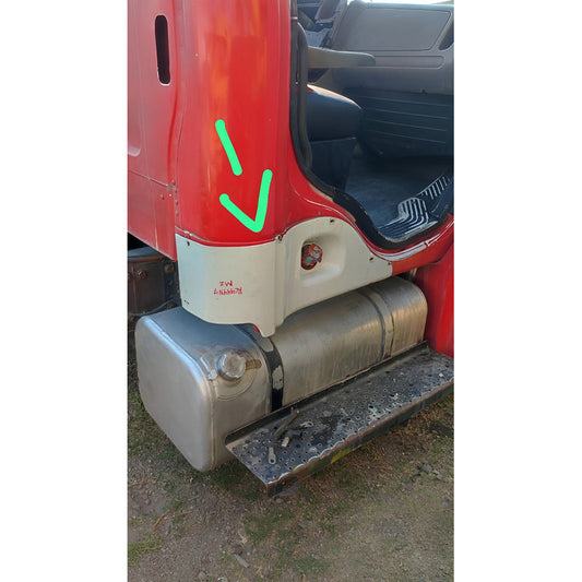 Panel Moldura Exterior Cabina Freightliner M2 Copiloto Rojo